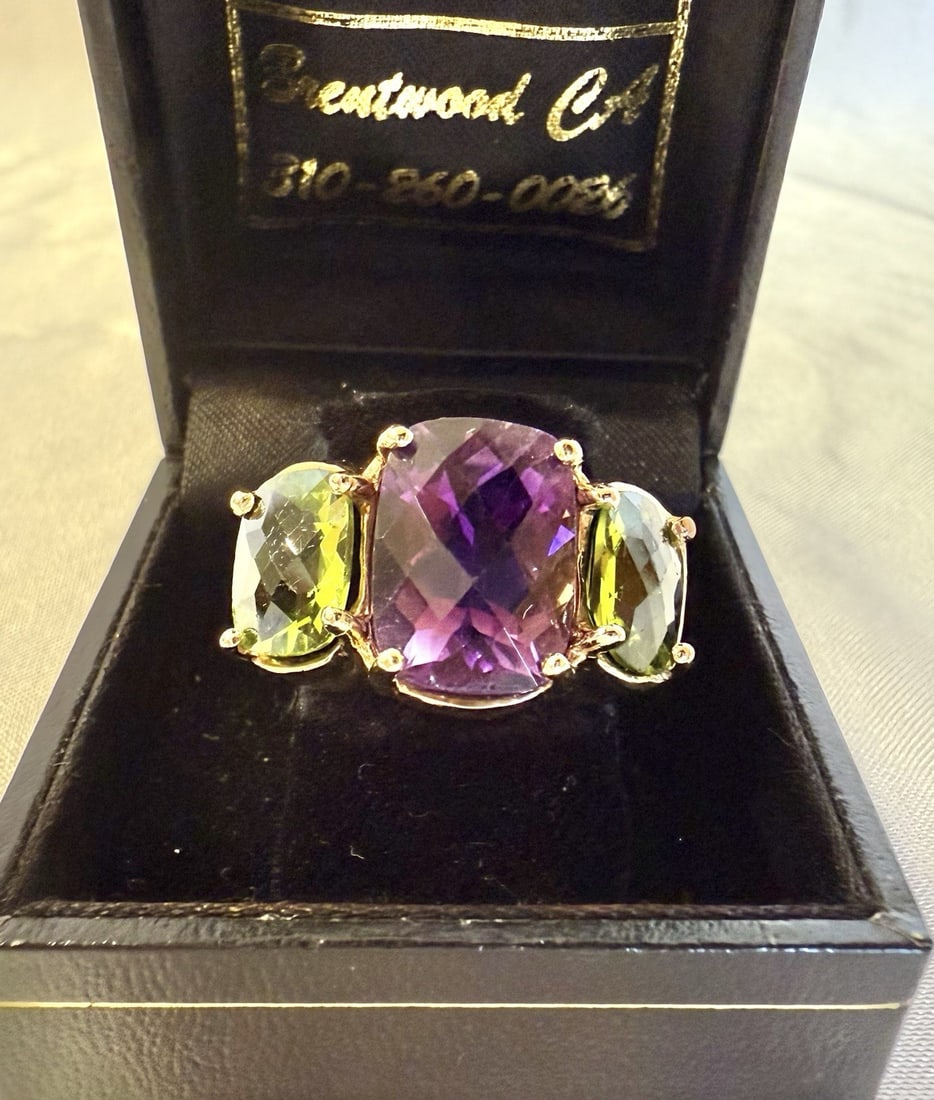 14K Yellow Gold Peridot Amethyst Ring Size 6 Hallmarked: 14K Yellow Gold Peridot Amethyst Ring Size 6 Hallmarked This stunning ring showcases a beautiful combination of peridot and amethyst set in 14k yellow gold. Weighing 11.70 grams, it features a promine