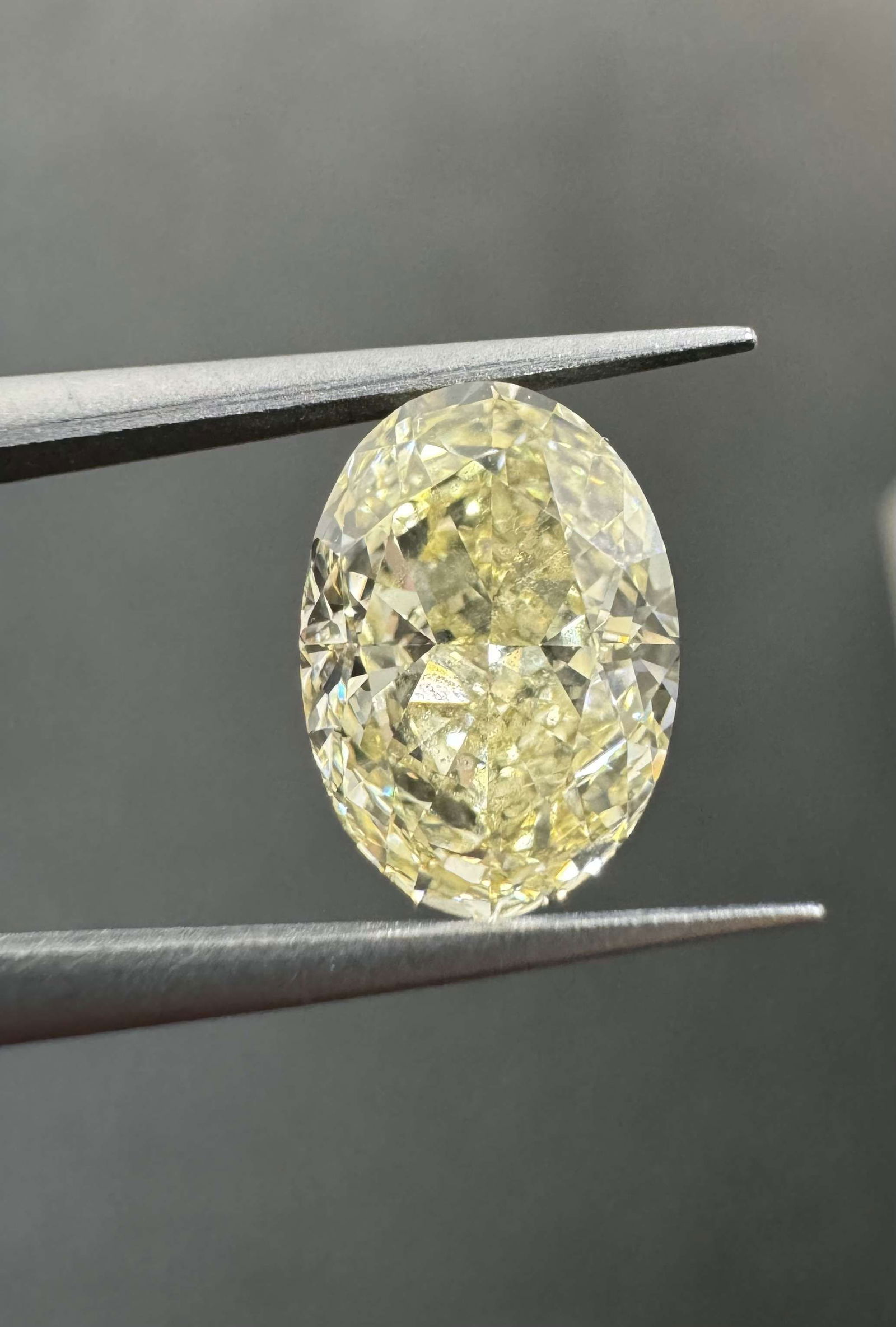 Loose Diamond - OVAL 2.01ct Fancy Light Yellow VVS2: Loose Diamond - OVAL 2.01ct Fancy Light Yellow VVS2 Source: Natural Shape: OVAL Carats: 2.01 Color: Fancy Light Yellow Certification: GIA Video:
