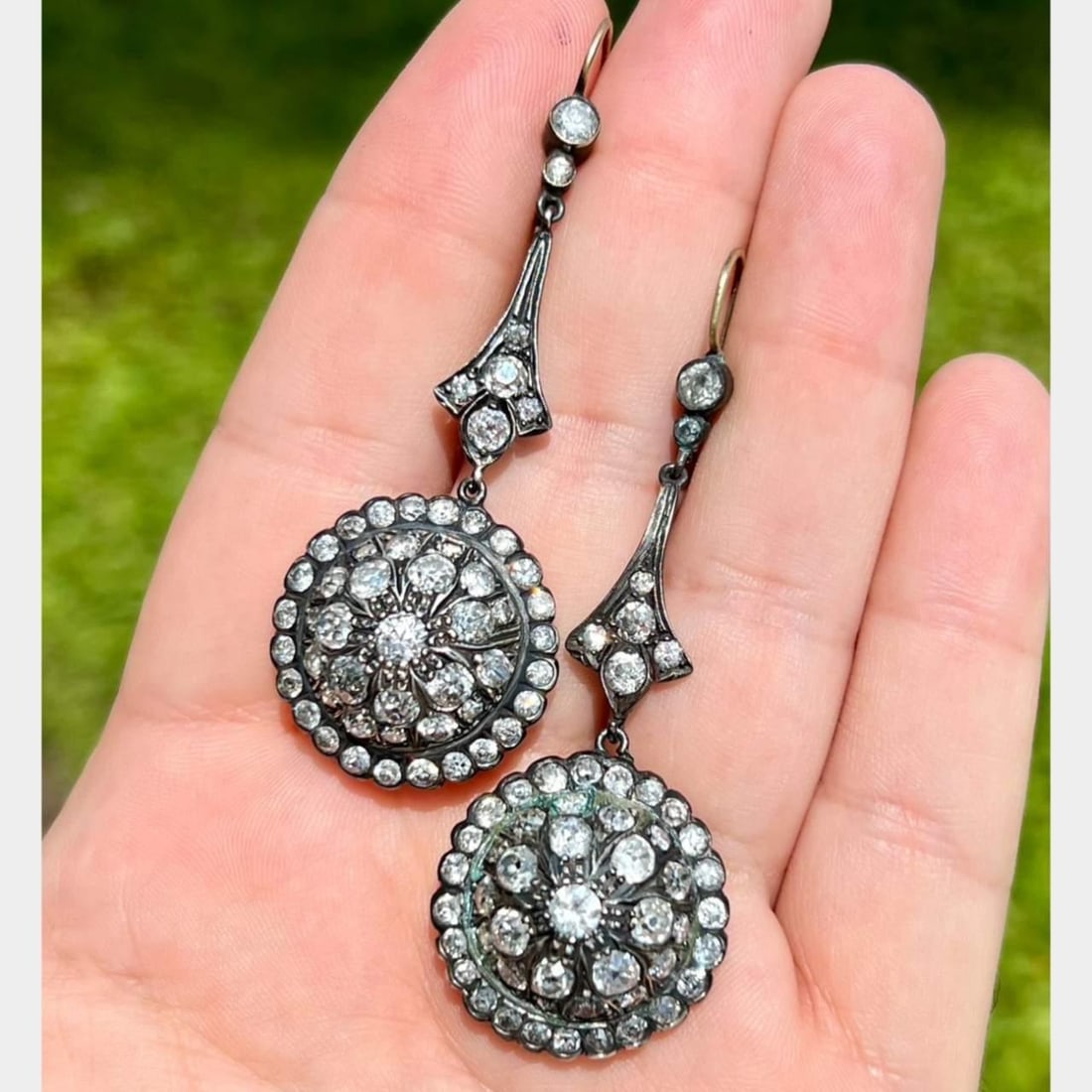 18K Yellow Gold Silver Diamond Earrings 112 Stones 12.00 Ct: 18K Yellow Gold Silver Diamond Earrings 112 Stones 12.00 Ct These stunning earrings feature a luxurious combination of 18K yellow gold and silver, adorned with a total of 112 sparkling diamonds weighi