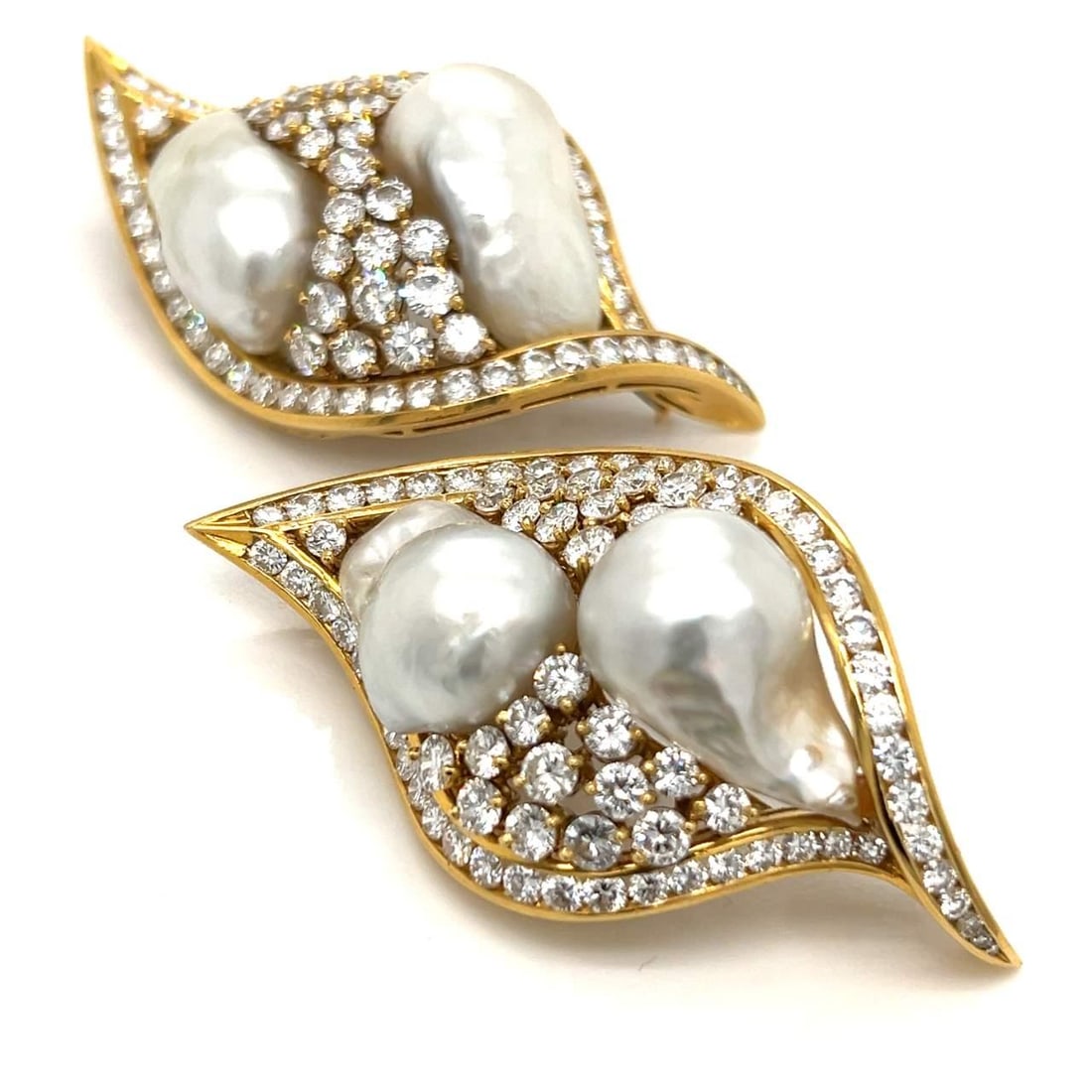 18K Yellow Gold South Sea Pearl Diamond Brooch Set 2 Pieces: 18K Yellow Gold South Sea Pearl Diamond Brooch Set 2 Pieces This exquisite 18K Yellow Gold South Sea Pearl and Diamond Brooch Set features two stunning brooches, each adorned with four South Sea pearl