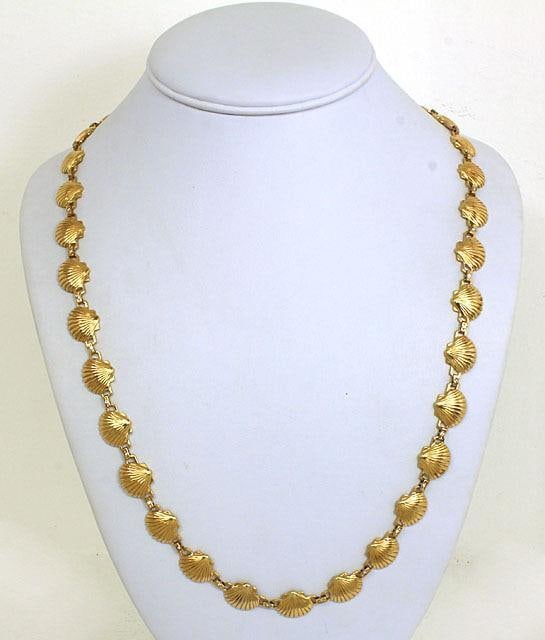 Vintage 14k Yellow Gold Sea Shell Link Necklace with Diamonds 25pts: Vintage 14k Yellow Gold Sea Shell Link Necklace with Diamonds 25pts This stunning vintage sea shell link necklace is crafted from luxurious 14k yellow gold, showcasing intricately designed sea shell l