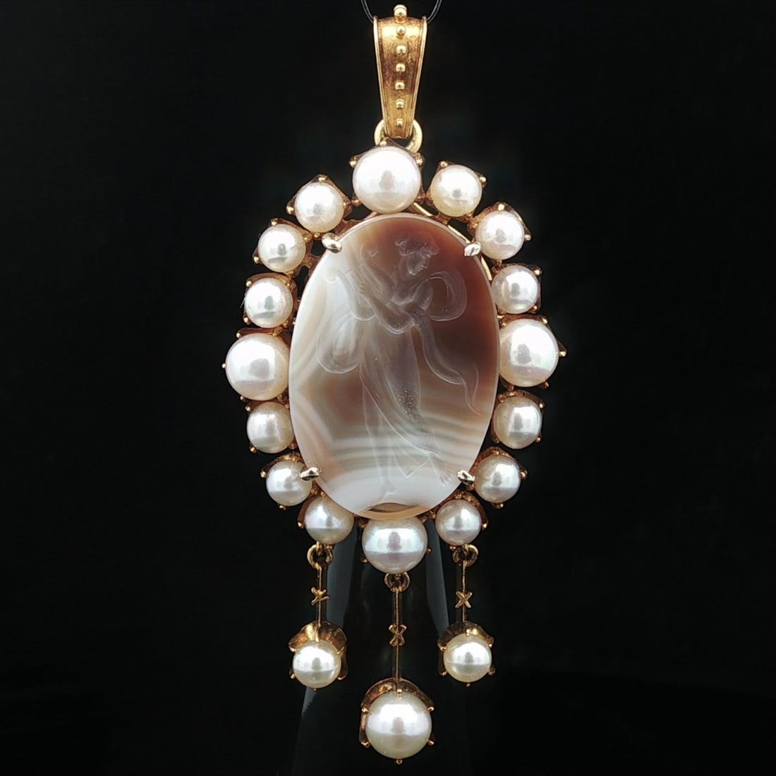 Antique Etruscan Revival 18K Gold Intaglio Agate Pearl Pendant Brooch: Antique Etruscan Revival 18K Gold Intaglio Agate Pearl Pendant Brooch This exquisite antique Etruscan Revival pendant brooch showcases a stunning combination of craftsmanship and natural beauty. It fe
