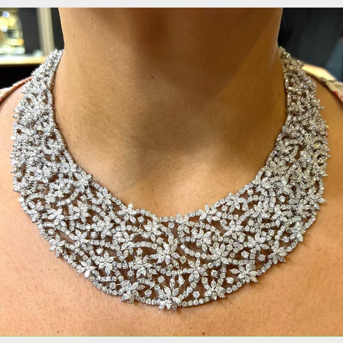 18K White Gold 110 Ct Diamond Necklace with 522 Stones G-H VVS-VS: 18K White Gold 110 Ct Diamond Necklace with 522 Stones G-H VVS-VS This stunning 18K White Gold Necklace features an impressive total diamond weight of 110.00 ct. It is elegantly set with 522 diamonds,