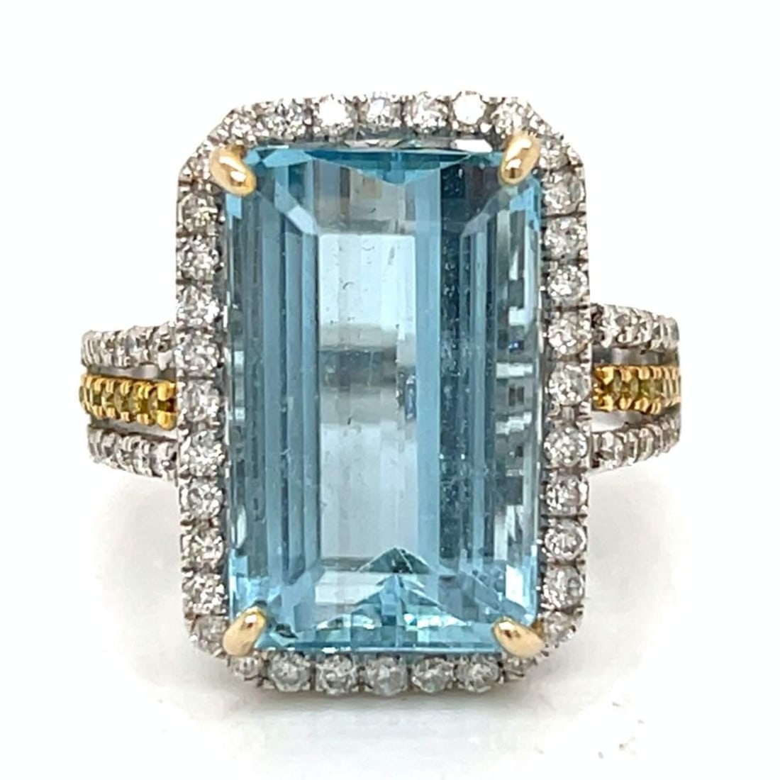 Stunning 18K White Gold Aquamarine 8.00 Ct Diamond Ring: Stunning 18K White Gold Aquamarine 8.00 Ct Diamond Ring This exquisite ring features a stunning 8.00 Ct. Aquamarine gemstone, beautifully complemented by a total of 64 diamonds with a combined weight