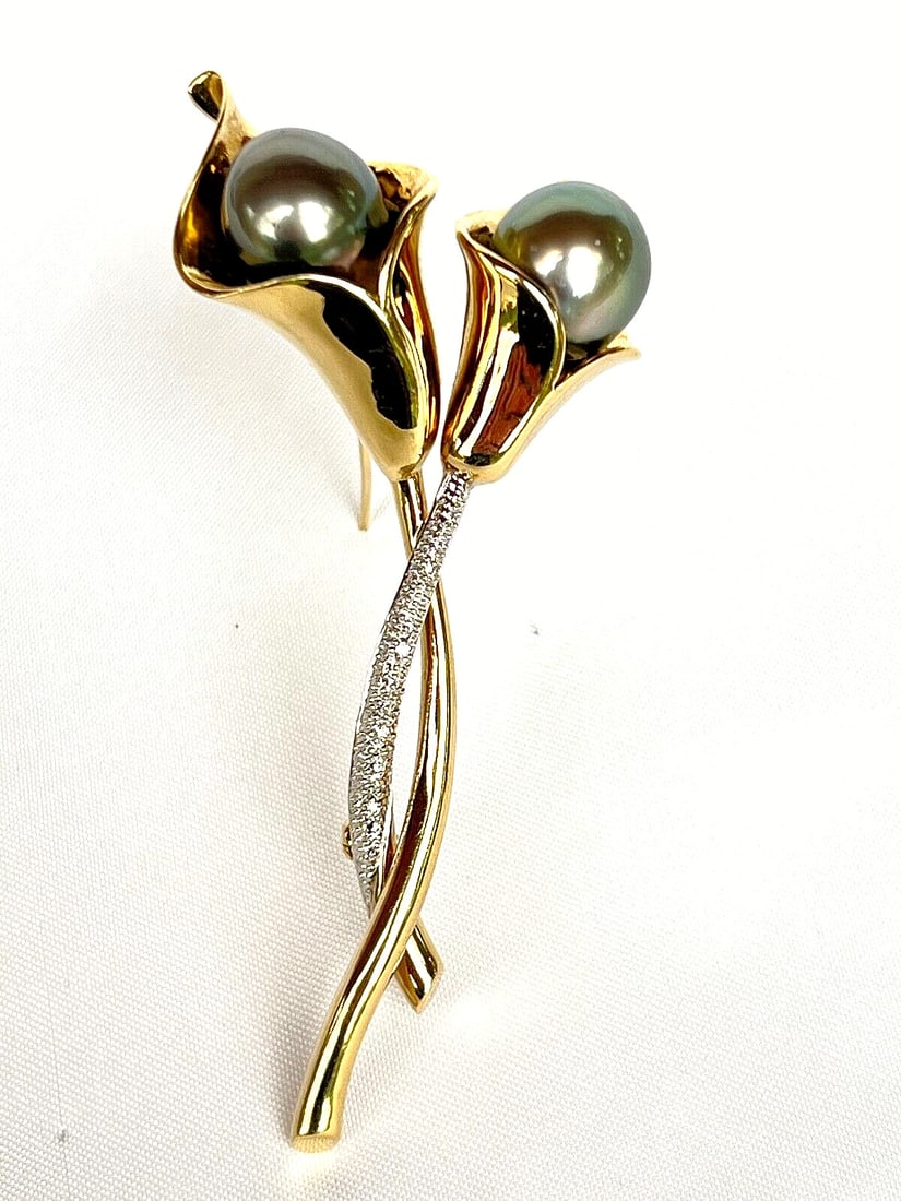 14K Yellow Gold Tulip Brooch with Black Pearls and Diamonds: 14K Yellow Gold Tulip Brooch with Black Pearls and Diamonds This exquisite 14K yellow gold brooch features a stunning tulip design adorned with two black South Sea pearls and shimmering diamonds. Meas