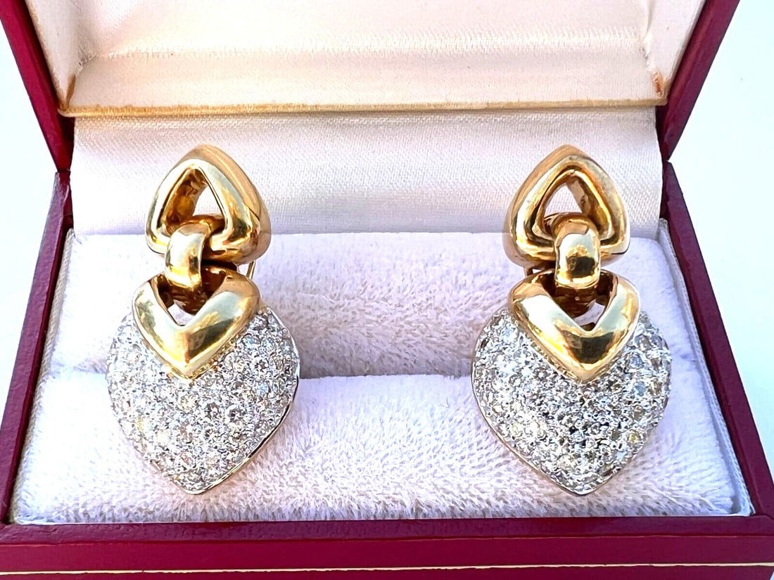 French 18K Gold Diamond Heart Hoop Earrings 3 ct G VS: French 18K Gold Diamond Heart Hoop Earrings 3 ct G VS This exquisite pair of heart-shaped hoop earrings showcases the elegance of French craftsmanship. Made from 18K yellow gold, these earrings featur