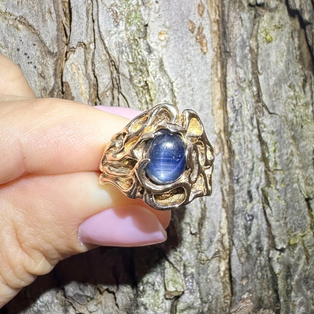 Natural Blue Star Sapphire Cabochon Ring in 13-14k Yellow Gold Free Form Design: Natural Blue Star Sapphire Cabochon Ring in 13-14k Yellow Gold Free Form Design This vintage cocktail ring features a deep blue natural star sapphire in an oval cabochon cut, prong set in a solid 13-1