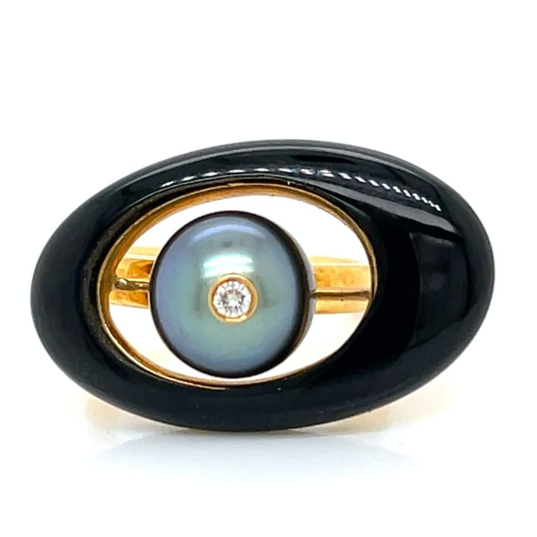 Elegant 18K Yellow Gold Black Onyx Pearl Diamond Ring: Elegant 18K Yellow Gold Black Onyx Pearl Diamond Ring This exquisite ring features a stunning combination of 18K yellow gold, black onyx, a cultured pearl, and a diamond. It weighs 8.7 grams and showc