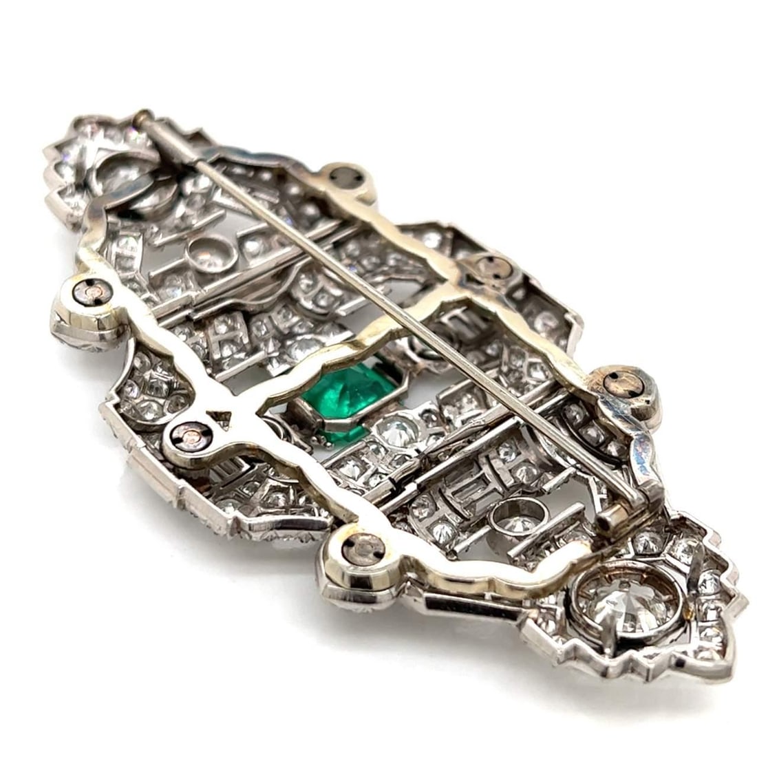 Art Deco Platinum Brooch with 2.50 Ct Emerald and 234 Diamonds: Art Deco Platinum Brooch with 2.50 Ct Emerald and 234 Diamonds This stunning Art Deco brooch features a beautiful combination of emerald and diamonds, crafted in platinum. The centerpiece is an approx