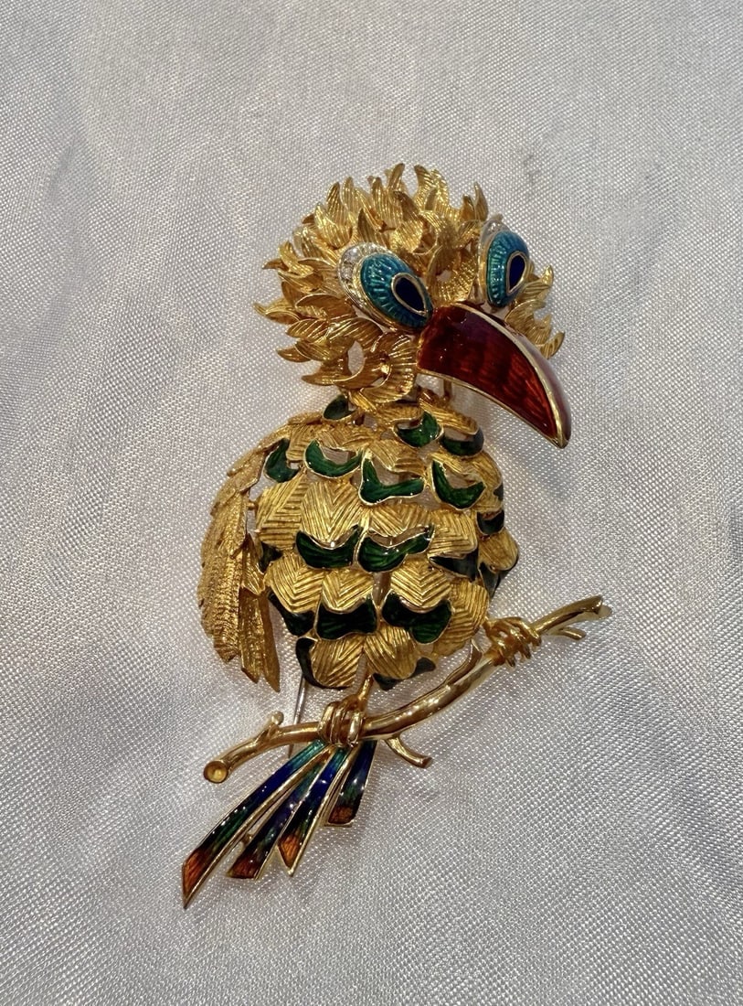 Italian 18K Yellow Gold Diamond Enamel Bird Brooch Hallmarked 869AL: Italian 18K Yellow Gold Diamond Enamel Bird Brooch Hallmarked 869AL This exquisite Italian brooch showcases a funky bird design crafted from 18k yellow gold, adorned with vibrant enamel and sparkling