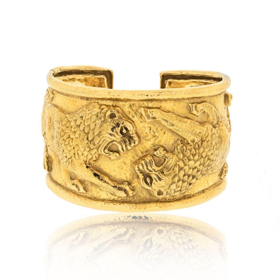 David Webb Vintage Platinum 18K Gold Double Lion Cuff Bracelet: David Webb Vintage Platinum 18K Gold Double Lion Cuff Bracelet Discover the stunning elegance of this vintage David Webb cuff bracelet, featuring two majestic lions facing each other, a hallmark of th