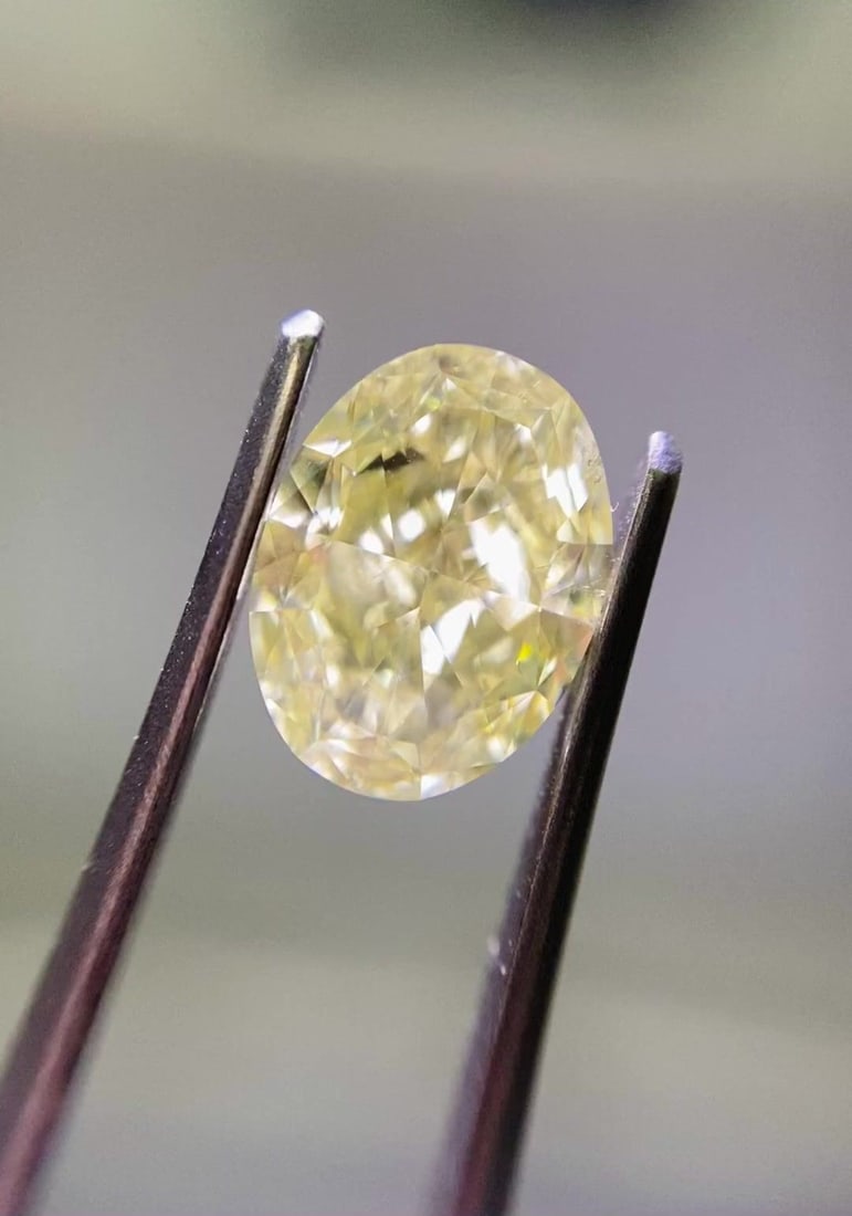 Loose Diamond - OVAL 1.6ct Fancy Yellow SI2: Loose Diamond - OVAL 1.6ct Fancy Yellow SI2 Source: Natural Shape: OVAL Carats: 1.6 Color: Fancy Yellow Certification: GIA Video: