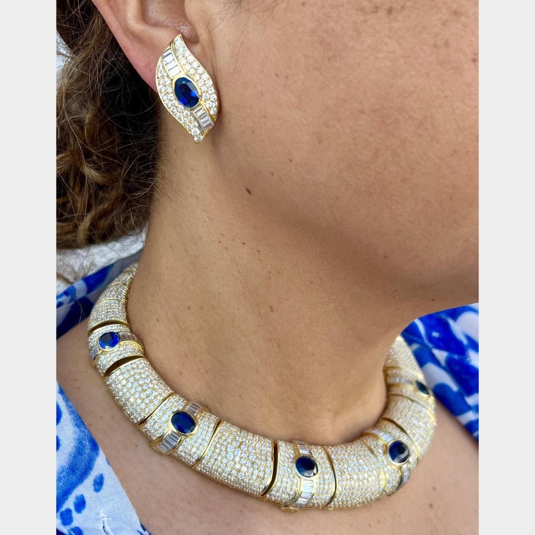 GIA Certified 18K Yellow Gold Sapphire Diamond Necklace Earrings Set: GIA Certified 18K Yellow Gold Sapphire Diamond Necklace Earrings Set This stunning jewelry set features an 18K yellow gold necklace and earrings adorned with both sapphires and diamonds. The set weigh