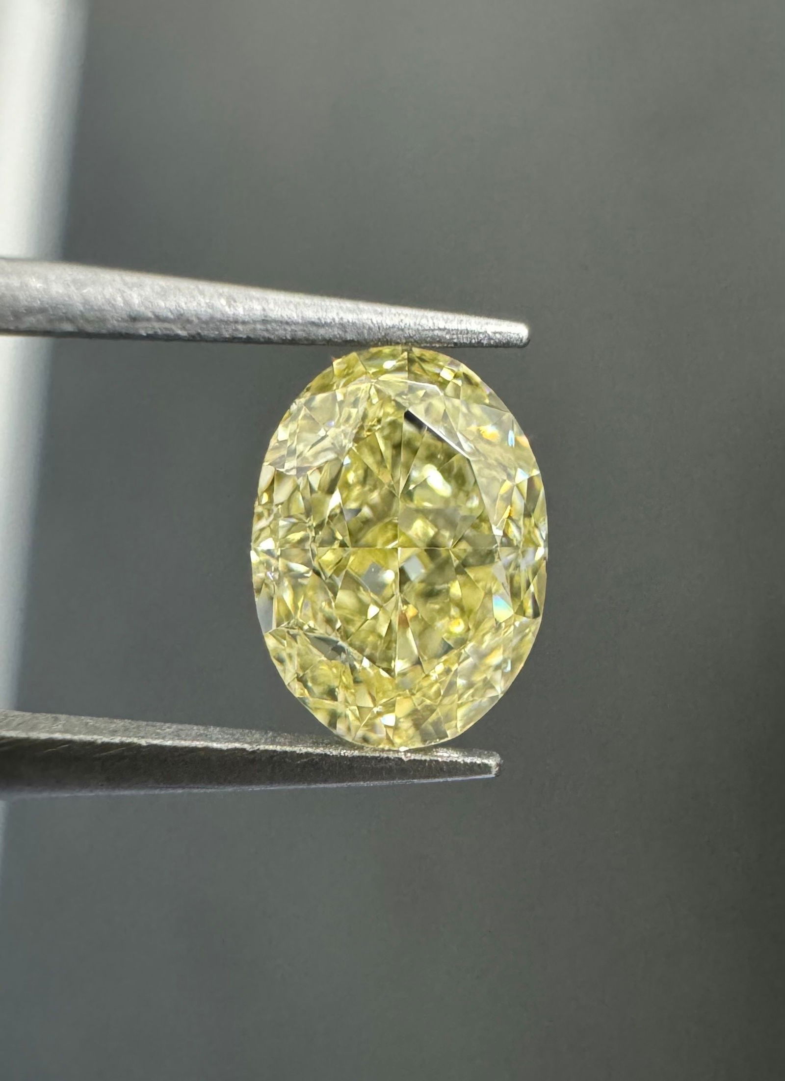 Loose Diamond - OVAL 0.6ct Fancy Light Yellow VVS1: Loose Diamond - OVAL 0.6ct Fancy Light Yellow VVS1 Source: Natural Shape: OVAL Carats: 0.6 Color: Fancy Light Yellow Certification: GIA Video: