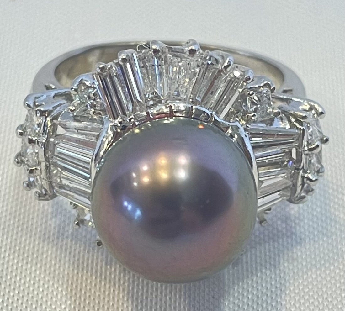 Stunning 18K White Gold Pearl Diamond Ring with Box 2.50ct GVS: Stunning 18K White Gold Pearl Diamond Ring with Box 2.50ct GVS This exquisite 18K white gold ring features a stunning black South Sea cultured pearl and approximately 2.50ct of GVS diamonds. The ring,