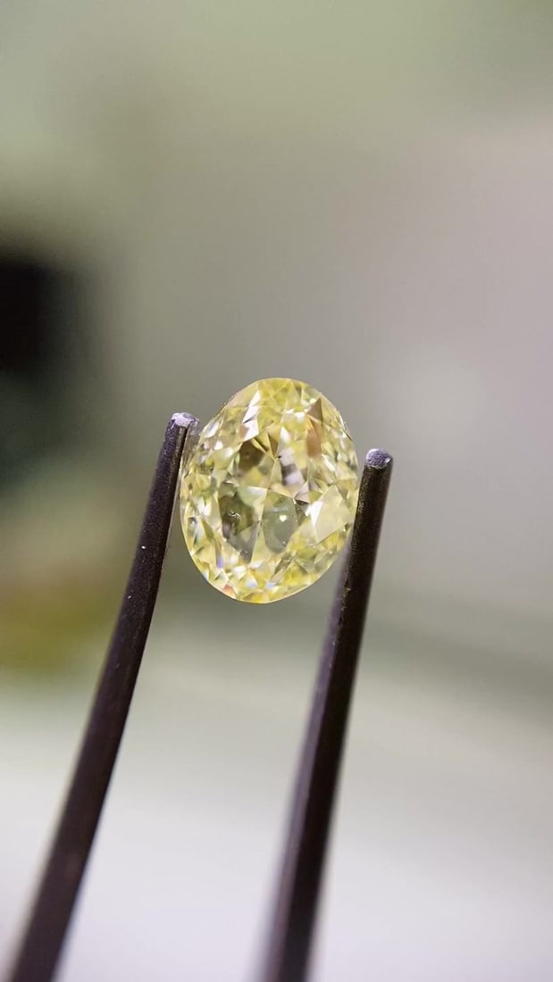 Loose Diamond - OVAL 1.0ct Fancy Yellow SI2: Loose Diamond - OVAL 1.0ct Fancy Yellow SI2 Source: Natural Shape: OVAL Carats: 1.0 Color: Fancy Yellow Certification: GIA Video: