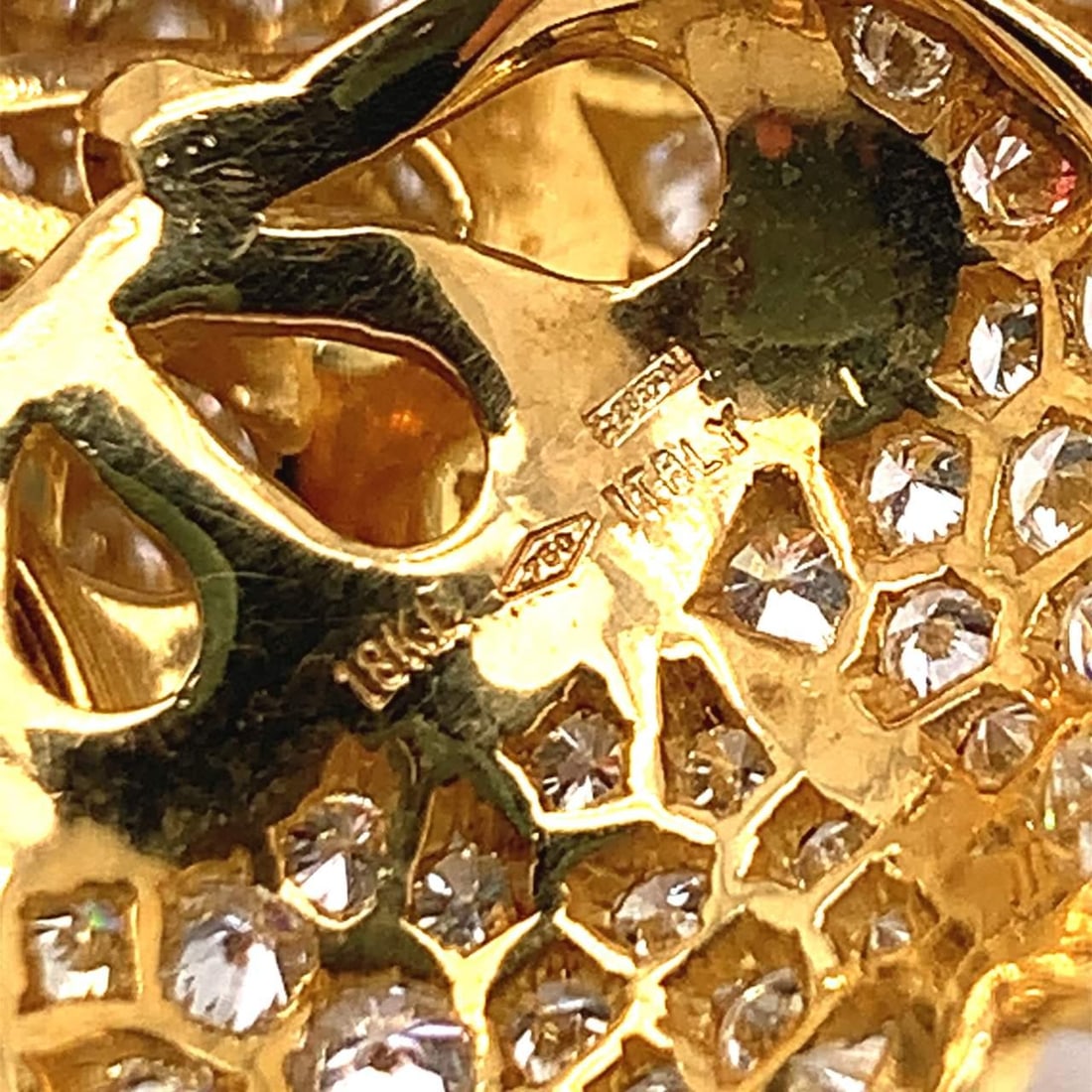 Stunning 18K Yellow Gold Flower Brooch with 528 Diamonds and Emerald: Stunning 18K Yellow Gold Flower Brooch with 528 Diamonds and Emerald This exquisite 18K Yellow Gold Flower Brooch showcases a stunning design adorned with 528 sparkling diamonds, approximately 30.00 C