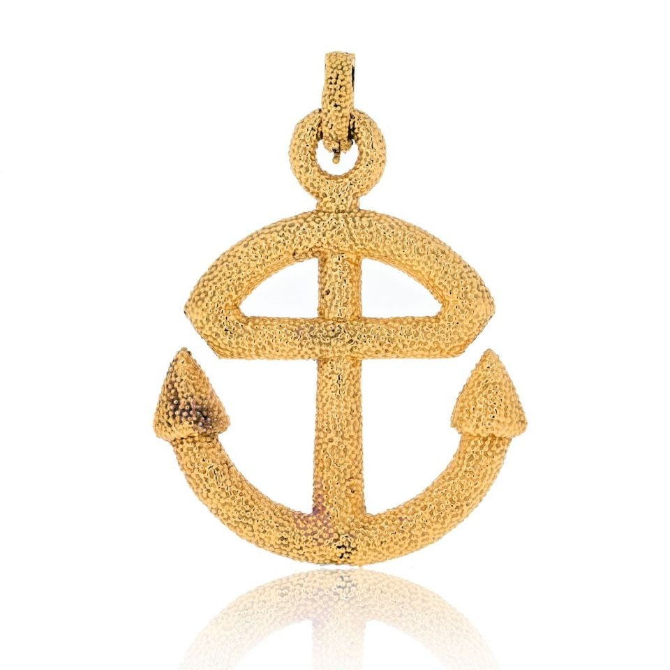 Van Cleef & Arpels 18K Yellow Gold Textured Anchor Pendant: Van Cleef & Arpels 18K Yellow Gold Textured Anchor Pendant This exquisite pendant by Van Cleef & Arpels features a stunning anchor design, crafted from premium 18K yellow gold. The textured surface ad