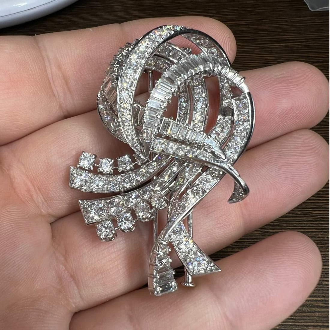 French Art Deco Platinum Diamond Brooch 9.50 Ct E-G VVS-VS: French Art Deco Platinum Diamond Brooch 9.50 Ct E-G VVS-VS This exquisite Art Deco brooch showcases the elegance of French design, crafted in platinum and adorned with approximately 9.50 carats of stu