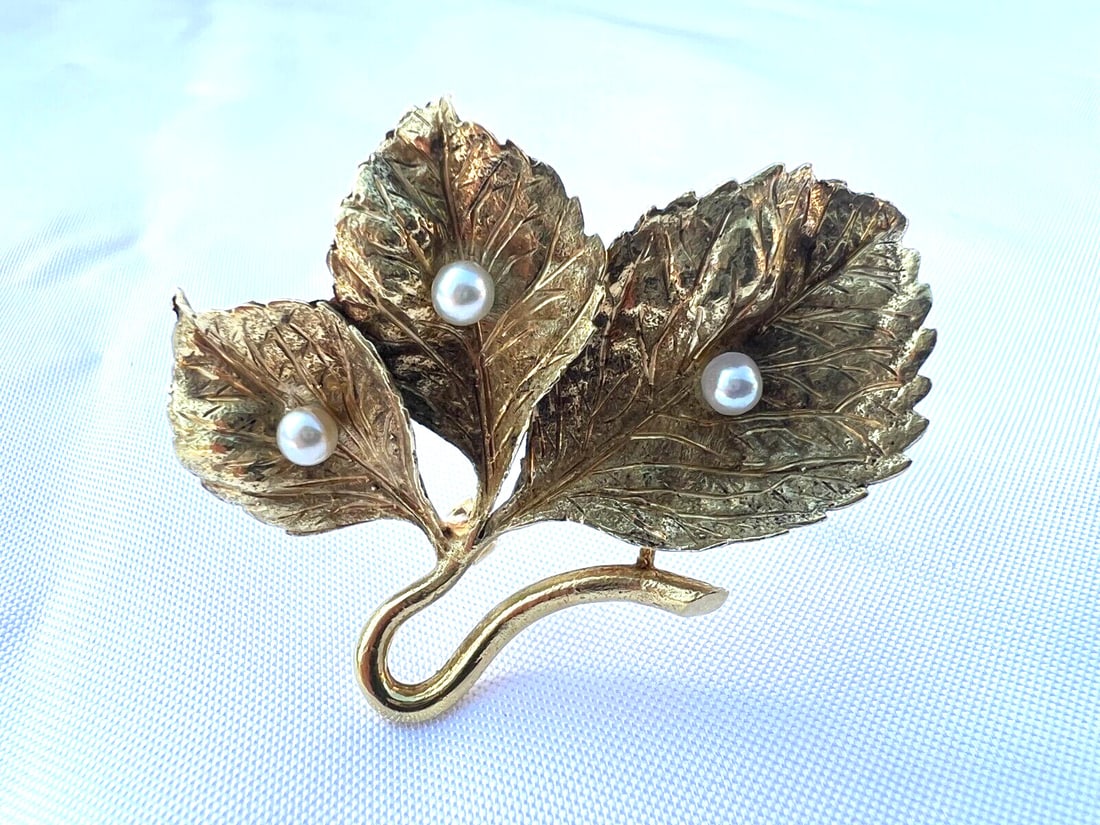 Elegant European 18K Yellow Gold Pearl Brooch Necklace Signed: Elegant European 18K Yellow Gold Pearl Brooch Necklace Signed Discover the elegance of this European 18K yellow gold pearl brooch necklace, showcasing exceptional craftsmanship and design. The piece f