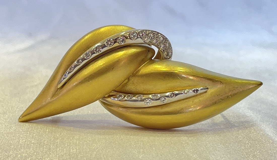 Marlene Stowe 18K Gold Platinum Diamond Necklace Brooch 43g: Marlene Stowe 18K Gold Platinum Diamond Necklace Brooch 43g Discover the elegance of this Marlene Stowe 18K Gold Platinum Diamond Necklace Brooch, a stunning piece that offers versatility with its dua