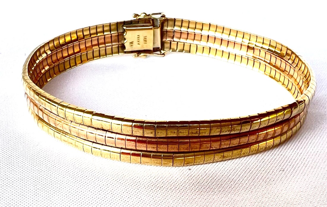 14K Italian Retro Yellow Rose Gold Signed Bracelet: 14K Italian Retro Yellow Rose Gold Signed Bracelet This exquisite 14K Italian bracelet features a stunning combination of yellow and rose gold in a retro chain style. Weighing 25.50 grams and