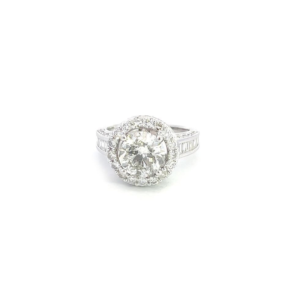 Elegant 2.56ct Round Cut Diamond Ring in 18k White Gold: Elegant 2.56ct Round Cut Diamond Ring in 18k White Gold This exquisite round cut solitaire diamond ring features a stunning center stone weighing 2.56 carats, showcasing a brilliant cut that captivate