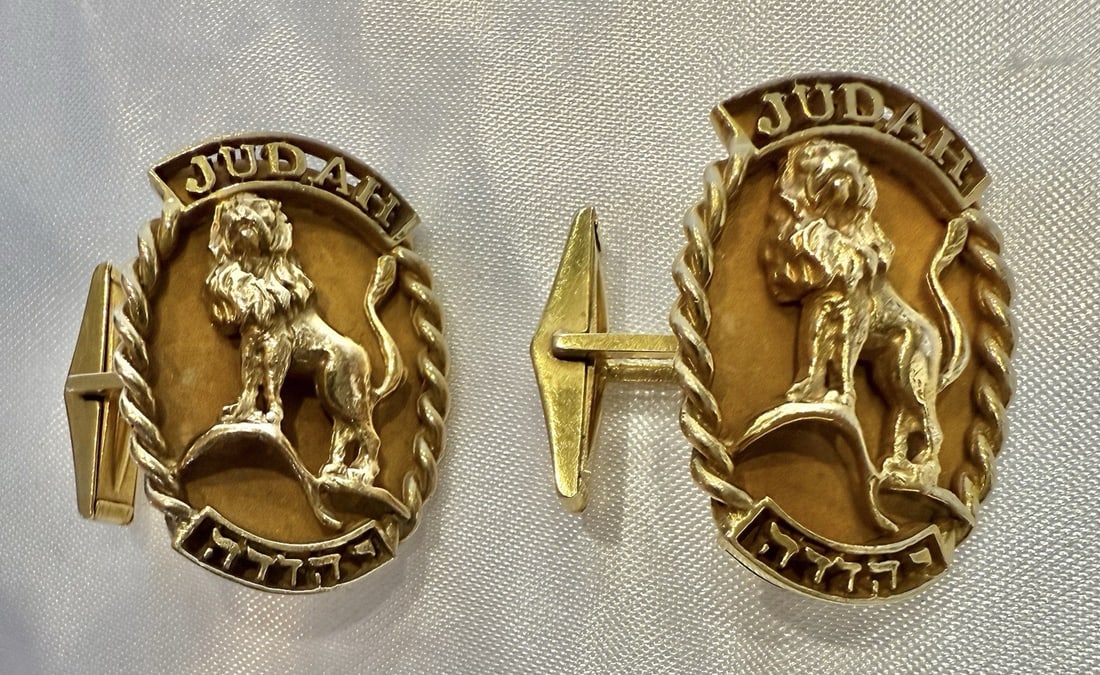 14K Gold Judaical Lion Cufflinks with Vintage Box Signed Judah: 14K Gold Judaical Lion Cufflinks with Vintage Box Signed Judah This exquisite pair of Judaical lion cufflinks is crafted from 14K yellow gold, showcasing remarkable detail and artistry. Each cufflink