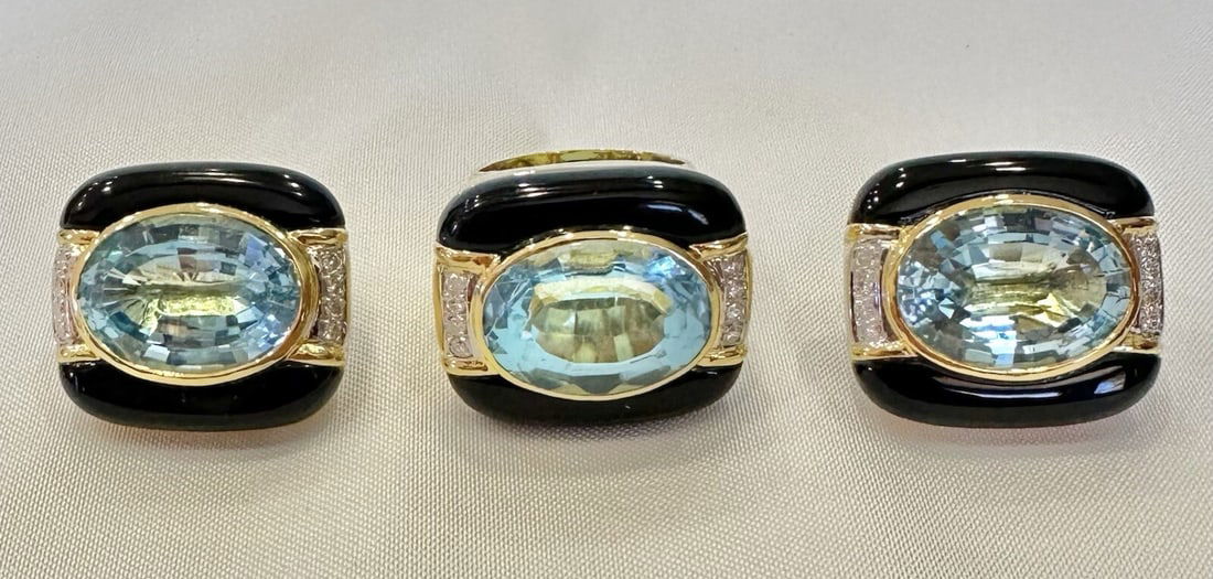 French 18K Gold Blue Topaz Diamond Jewelry Set Ring and Earrings: French 18K Gold Blue Topaz Diamond Jewelry Set Ring and Earrings This exquisite jewelry set features a stunning 18K yellow gold ring and matching earrings adorned with blue topaz and diamonds. The set