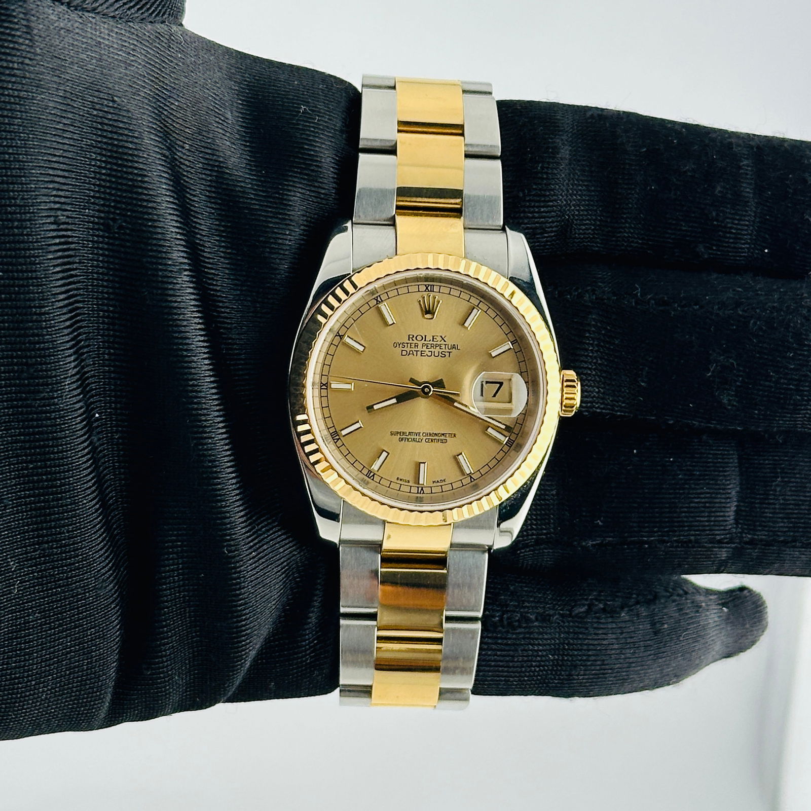 Champagne Stick Dial Rolex Datejust Oyster Bracelet Watch Ref 116233: Champagne Stick Dial Rolex Datejust Oyster Bracelet Watch Ref 116233 This is a Rolex Datejust watch featuring a champagne stick dial and a fluted bezel. It is equipped with an Oyster bracelet and is d