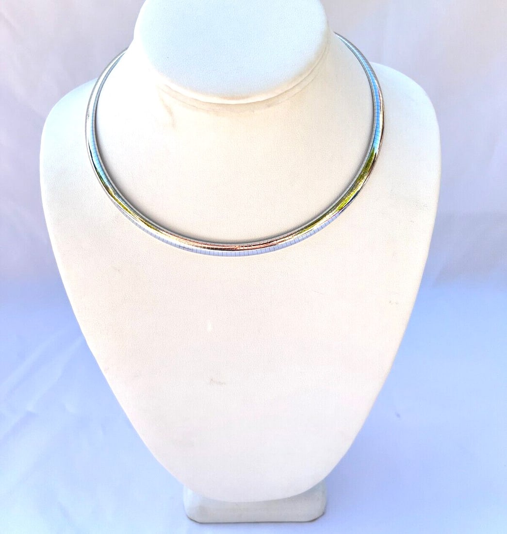Italian 14K White Gold Collar Necklace 16 Inches Signed: Italian 14K White Gold Collar Necklace 16 Inches Signed This exquisite Italian necklace is crafted from 14K white gold, showcasing a stunning collar style. Measuring 16 inches in length and 0.25 inche