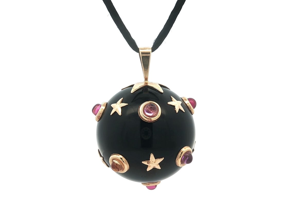 Vintage 14k Gold Sputnik Pendant with Amethyst and Citrine Stones: Vintage 14k Gold Sputnik Pendant with Amethyst and Citrine Stones This vintage Sputnik pendant showcases a stunning combination of natural stones and quality materials. At the center is a large black
