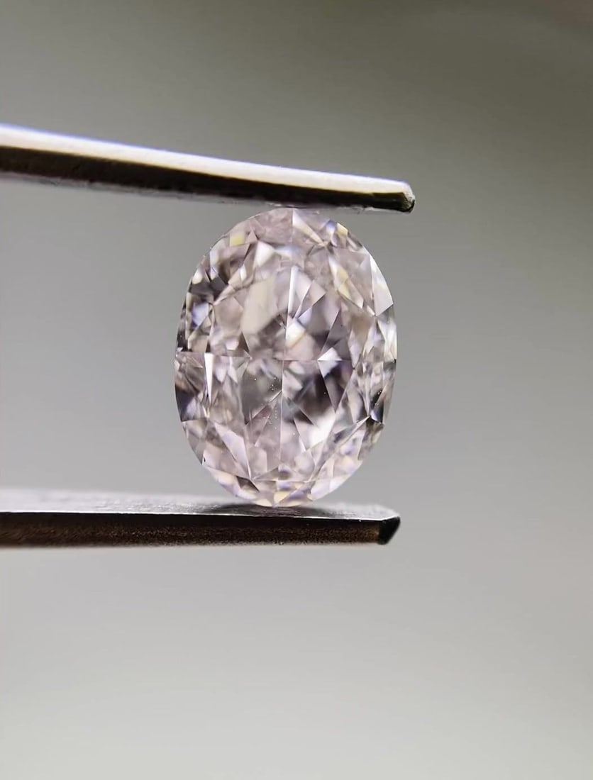 Loose Diamond - OVAL 1.0ct Light Pink VS2: Loose Diamond - OVAL 1.0ct Light Pink VS2 Source: Natural Shape: OVAL Carats: 1.0 Color: Light Pink Certification: GIA Video: