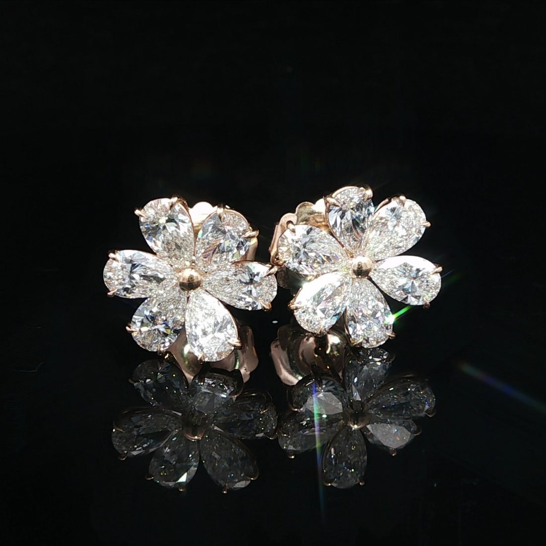 Handmade 18k Rose Gold 4.76ctw Pear Diamond Flower Stud Earrings: Handmade 18k Rose Gold 4.76ctw Pear Diamond Flower Stud Earrings Elevate your style with these exquisite Handmade 18k Rose Gold Stud Earrings, featuring a stunning flower cluster design adorned with 1