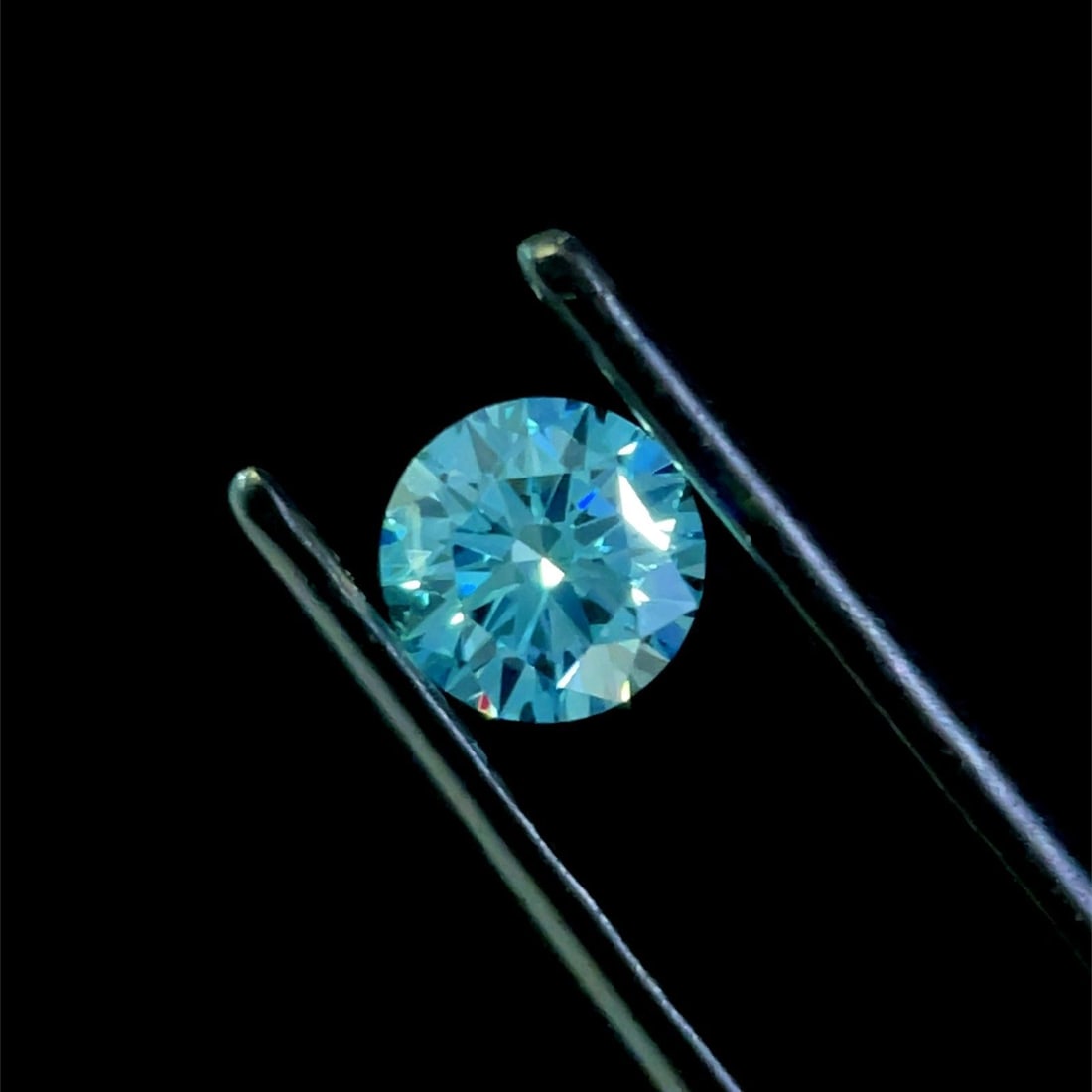 Ideal Loose Diamond - ROUND 0.69ct Blue VVS1: Ideal Loose Diamond - ROUND 0.69ct Blue VVS1 Source: This is a real non-mined Diamond that has been grown in a lab Shape: ROUND Carats: 0.69 Color: Blue Certification: NONE PLEASE NOTE: Framed, Large,