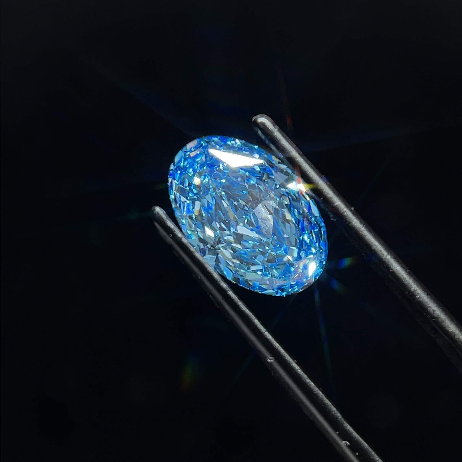 Loose Diamond - OVAL 3.76ct Fancy Vivid Blue VS2: Loose Diamond - OVAL 3.76ct Fancy Vivid Blue VS2 Source: This is a real non-mined Diamond that has been grown in a lab Shape: OVAL Carats: 3.76 Color: Fancy Vivid Blue Certification: IGI Video: