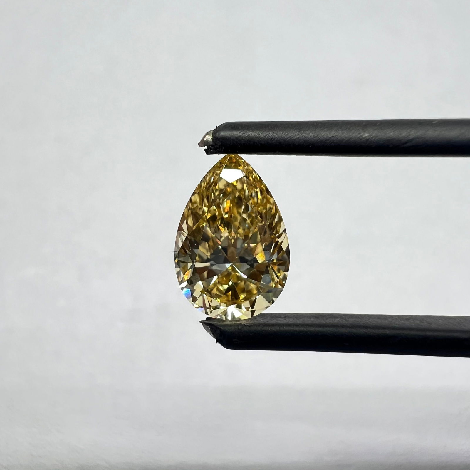 Loose Diamond - PEAR 1.08ct Yellow VS1: Loose Diamond - PEAR 1.08ct Yellow VS1 Source: This is a real non-mined Diamond that has been grown in a lab Shape: PEAR Carats: 1.08 Color: Yellow Certification: NONE PLEASE NOTE: Framed, Large, or h