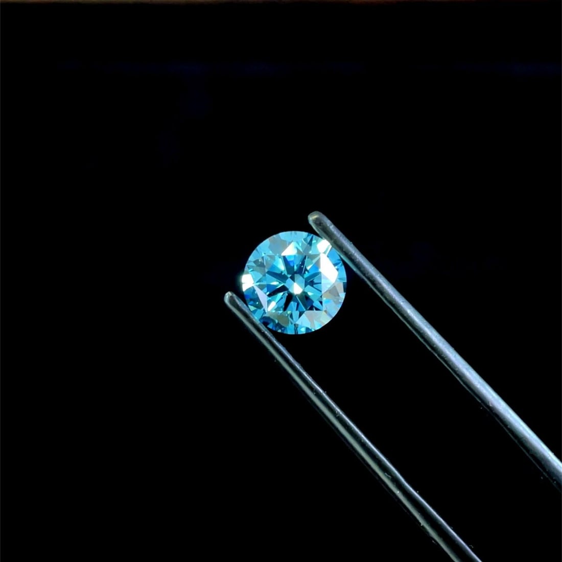 Ideal Loose Diamond - ROUND 1.53ct Blue VVS2: Ideal Loose Diamond - ROUND 1.53ct Blue VVS2 Source: This is a real non-mined Diamond that has been grown in a lab Shape: ROUND Carats: 1.53 Color: Blue Certification: NONE PLEASE NOTE: Framed, Large,