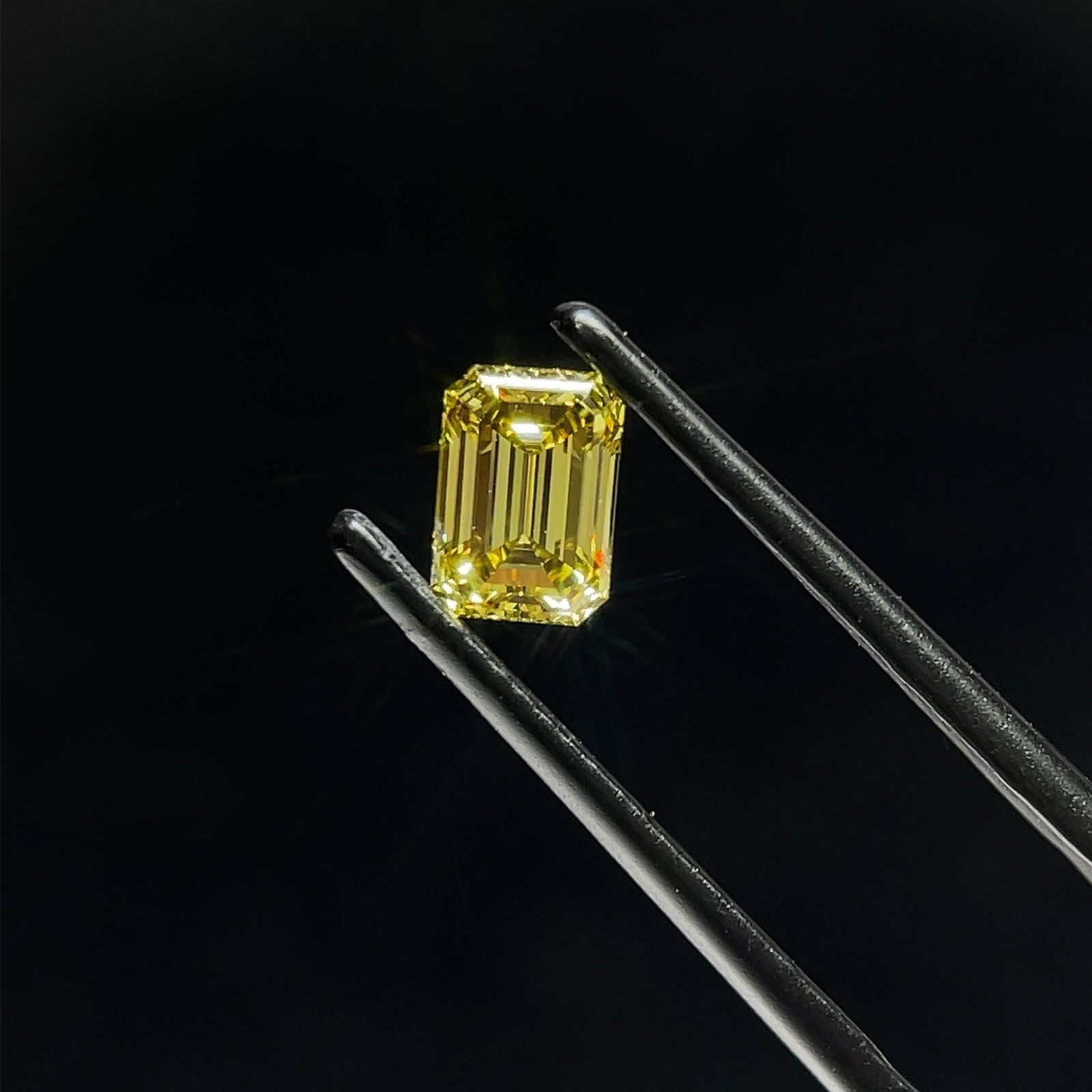 Loose Diamond - EMERALD 0.75ct Fancy Intense Green Yellow VS1: Loose Diamond - EMERALD 0.75ct Fancy Intense Green Yellow VS1 Source: This is a real non-mined Diamond that has been grown in a lab Shape: EMERALD Carats: 0.75 Color: Fancy Intense Green Yellow Certif