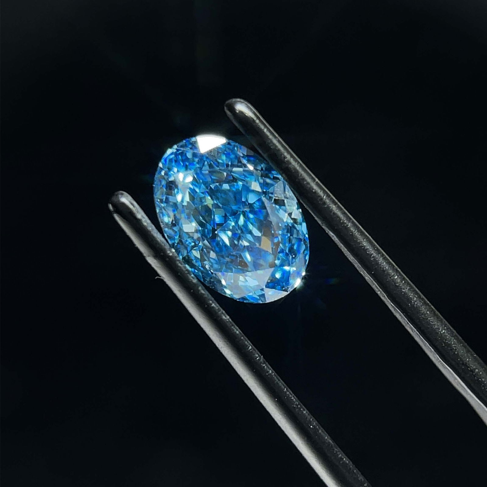 Loose Diamond - OVAL 1.5ct Fancy Vivid Blue VS1: Loose Diamond - OVAL 1.5ct Fancy Vivid Blue VS1 Source: This is a real non-mined Diamond that has been grown in a lab Shape: OVAL Carats: 1.5 Color: Fancy Vivid Blue Certification: IGI Video: