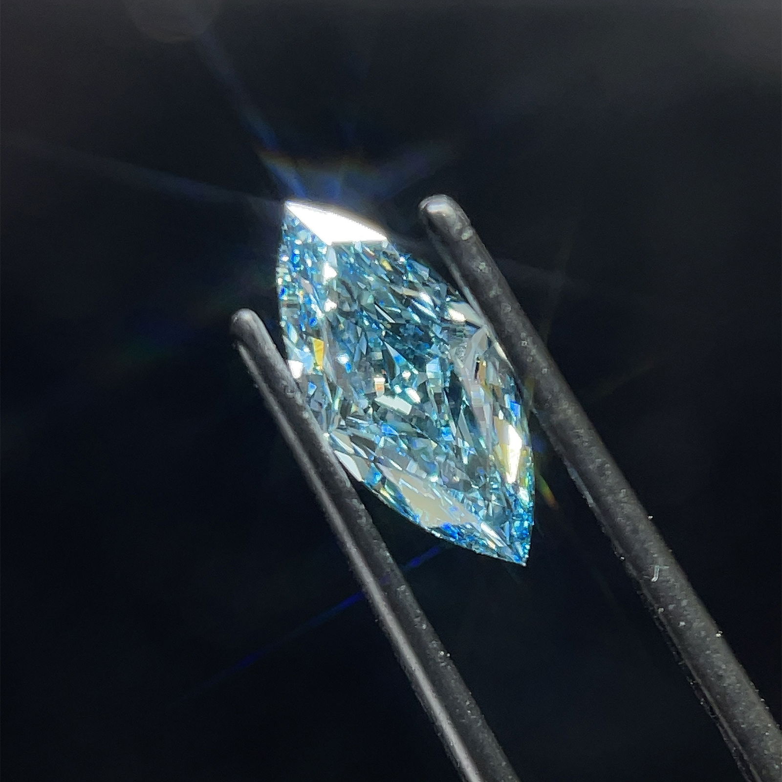 Loose Diamond - MARQUISE 2.0ct Fancy Vivid Blue VVS2: Loose Diamond - MARQUISE 2.0ct Fancy Vivid Blue VVS2 Source: This is a real non-mined Diamond that has been grown in a lab Shape: MARQUISE Carats: 2.0 Color: Fancy Vivid Blue Certification: IGI PLEASE