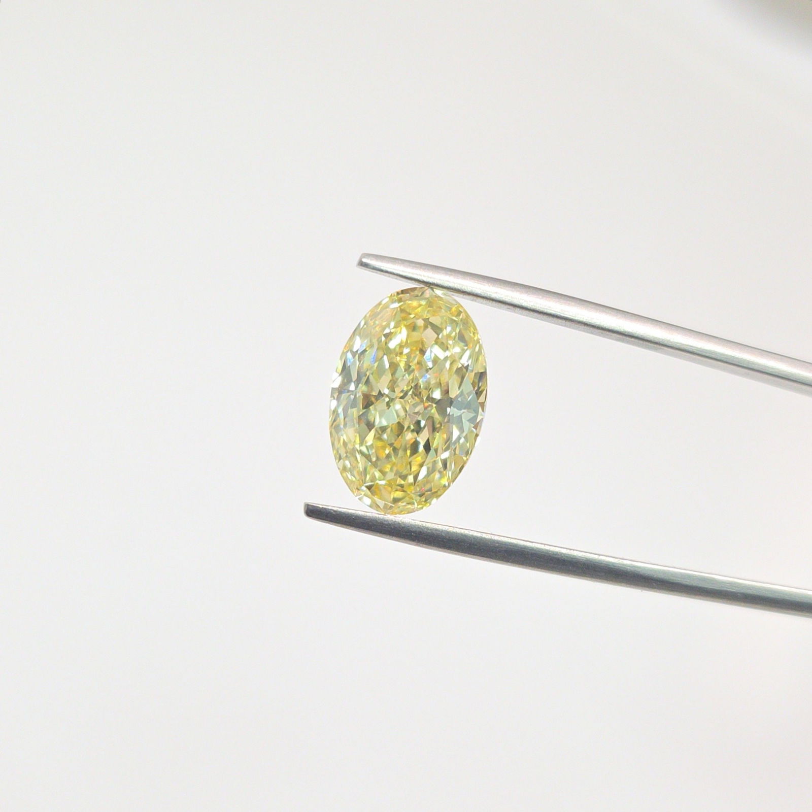 Loose Diamond - OVAL 4.61ct Fancy Intense Yellow VVS2: Loose Diamond - OVAL 4.61ct Fancy Intense Yellow VVS2 Source: This is a real non-mined Diamond that has been grown in a lab Shape: OVAL Carats: 4.61 Color: Fancy Intense Yellow Certification: IGI Vide