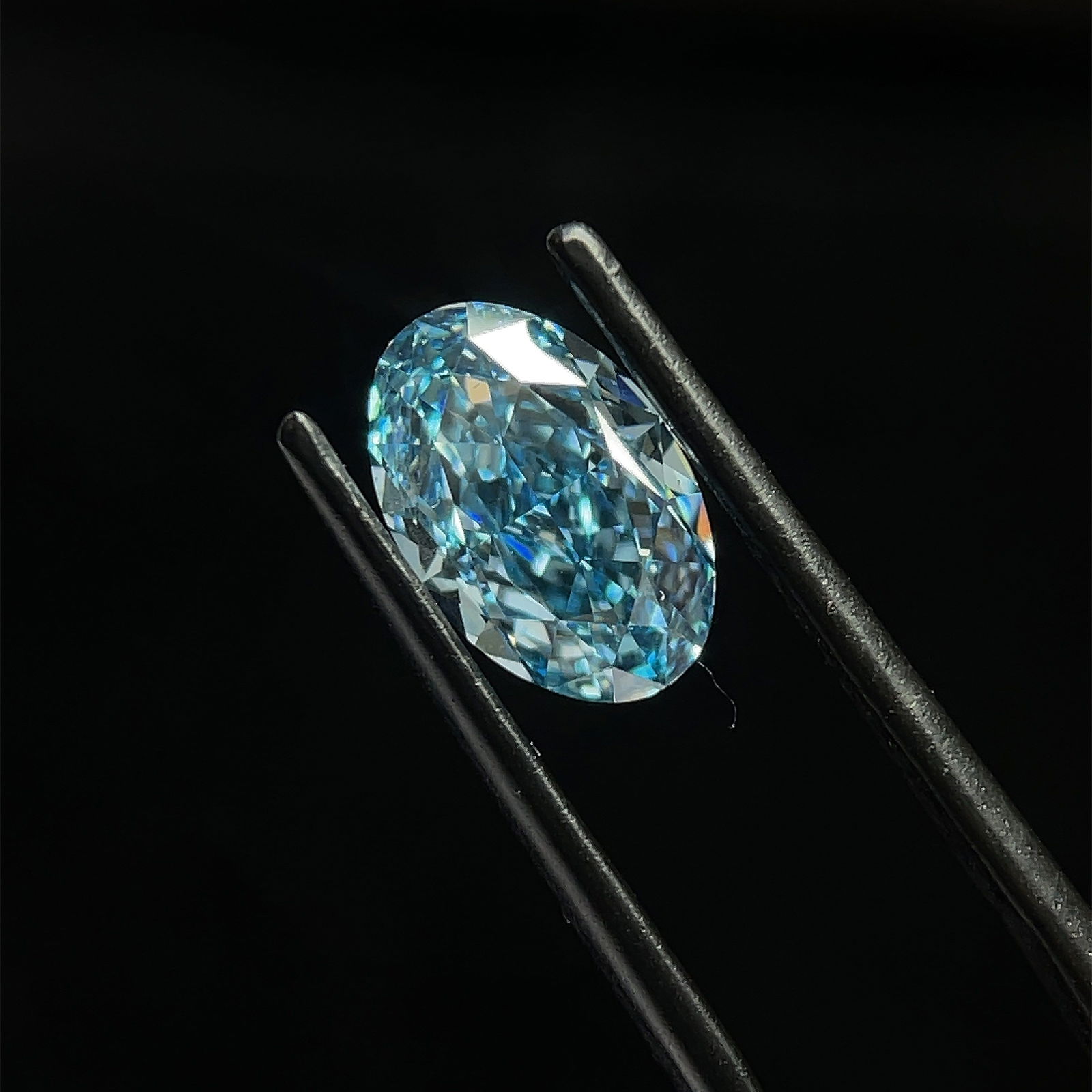 Loose Diamond - OVAL 2.05ct Fancy Vivid Blue VS1: Loose Diamond - OVAL 2.05ct Fancy Vivid Blue VS1 Source: This is a real non-mined Diamond that has been grown in a lab Shape: OVAL Carats: 2.05 Color: Fancy Vivid Blue Certification: IGI PLEASE NOTE: