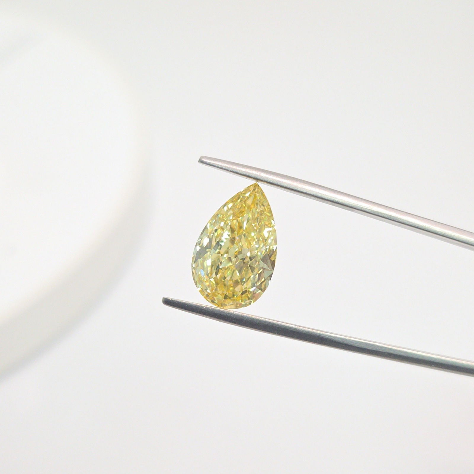 Loose Diamond - PEAR 5.58ct Fancy Intense Yellow VS2: Loose Diamond - PEAR 5.58ct Fancy Intense Yellow VS2 Source: This is a real non-mined Diamond that has been grown in a lab Shape: PEAR Carats: 5.58 Color: Fancy Intense Yellow Certification: IGI Video