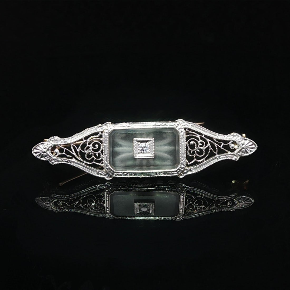 Antique Krementz 14k Gold Platinum Filigree Diamond Bar Brooch: Antique Krementz 14k Gold Platinum Filigree Diamond Bar Brooch This exquisite antique bar brooch features a stunning combination of 14k yellow gold and platinum, showcasing a delicate filigree design.