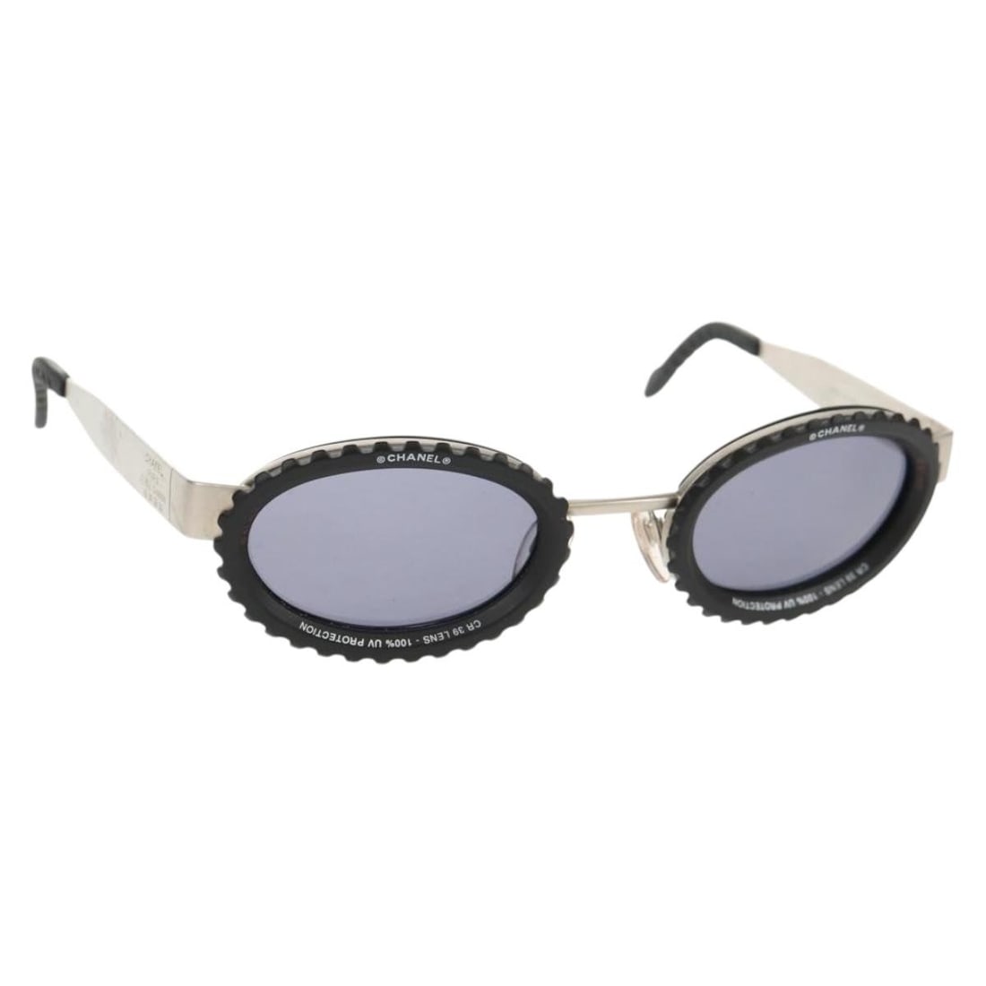 CHANEL 31 RUE CAMBON Silver Black Metal Sunglasses 10506 90405 Auth: CHANEL 31 RUE CAMBON Silver Black Metal Sunglasses 10506 90405 Auth Introducing the CHANEL 31 RUE CAMBON Sunglasses, a stylish accessory crafted in Italy. These sunglasses feature a sleek metal constr
