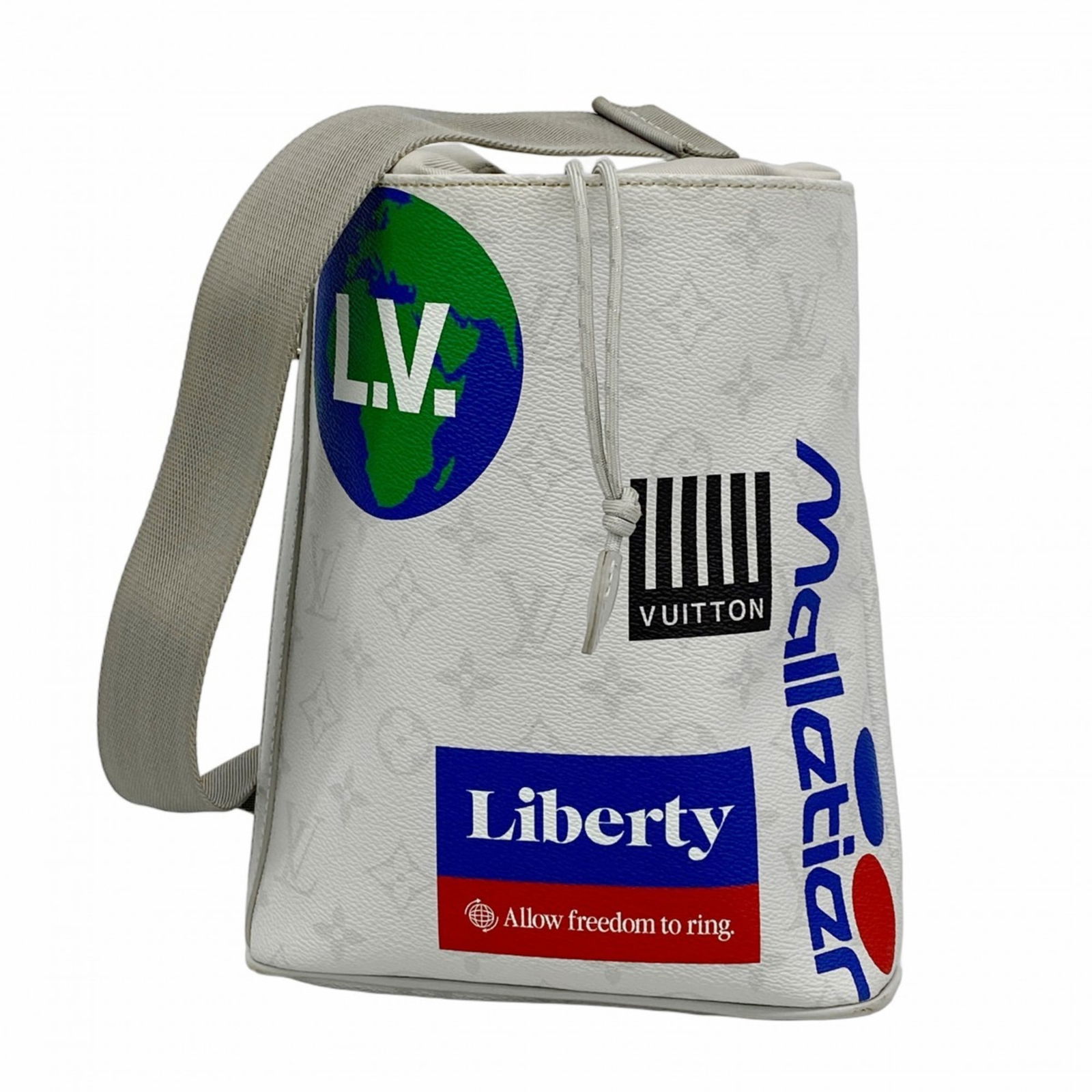 White Canvas Chalk Bag by Louis Vuitton with 24cm Dimensions: White Canvas Chalk Bag by Louis Vuitton with 24cm Dimensions This Louis Vuitton Chalk bag features a white canvas exterior and is designed for unisex use. Crafted in France, it is presented in good co