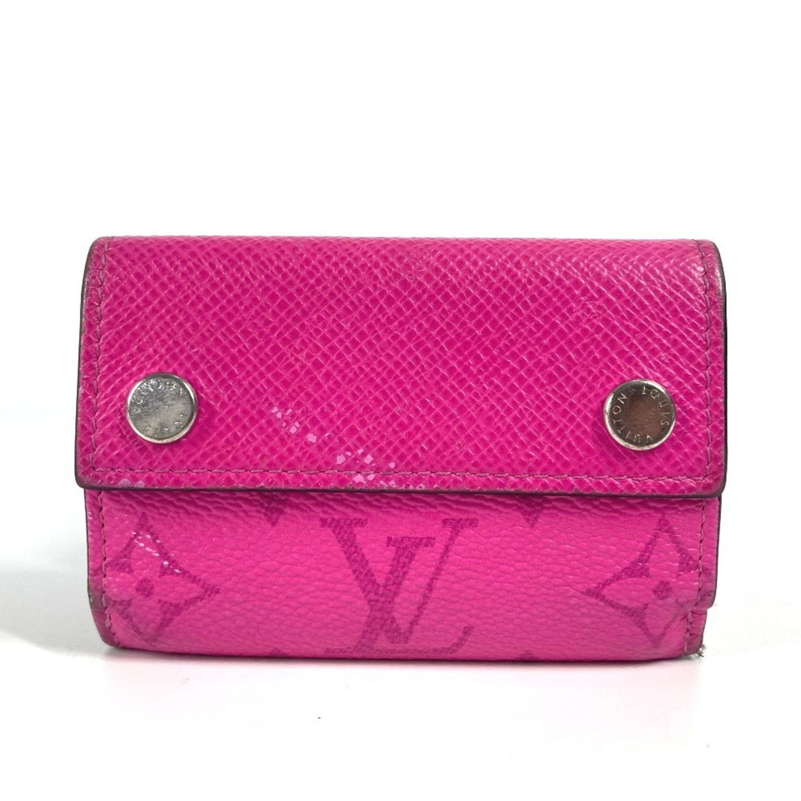 Pink Leather Discovery Card Holder by Louis Vuitton: Pink Leather Discovery Card Holder by Louis Vuitton This Louis Vuitton Discovery wallet is crafted from pink leather and features a compact design. The wallet is suitable for women and includes minor