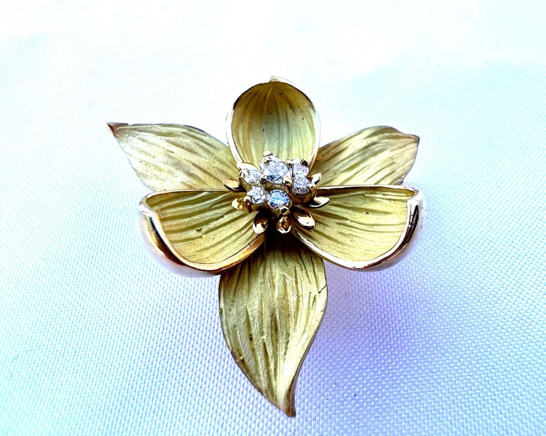 French 18K Yellow Gold Diamond Flower Brooch Necklace: French 18K Yellow Gold Diamond Flower Brooch Necklace Discover the elegance of this stunning French 18K yellow gold diamond flower brooch necklace. Crafted with meticulous detail, this piece features