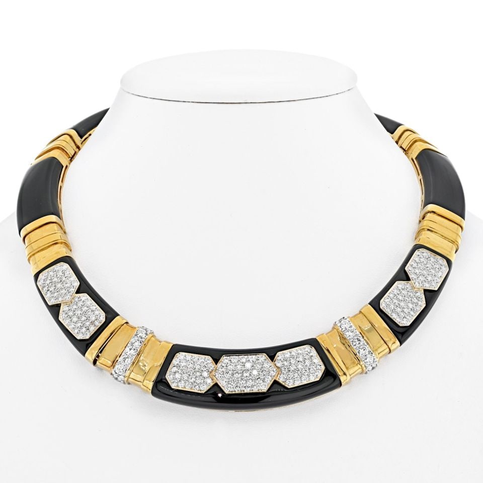 18K Yellow Gold Diamond Onyx Collar Necklace 11 Cts Estate Jewelry: 18K Yellow Gold Diamond Onyx Collar Necklace 11 Cts Estate Jewelry This exquisite estate collar necklace showcases a stunning design in 18K yellow gold. Comprising segmented diamond and gold links, it